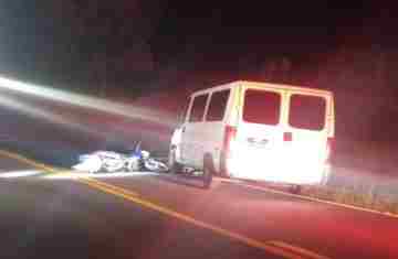 Pinhão - Colisão frontal na PR-170 deixa motociclista morto e mercadorias contrabandeadas são encontradas na van